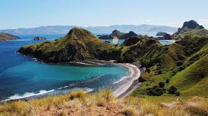 wisata-alam-weekuri-lagoon-sumba-dengan-tebing-batu-dan-air-biru